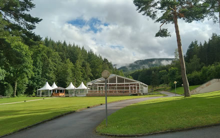 Floessplatz: eine grüne Umgebung — Außenbereich